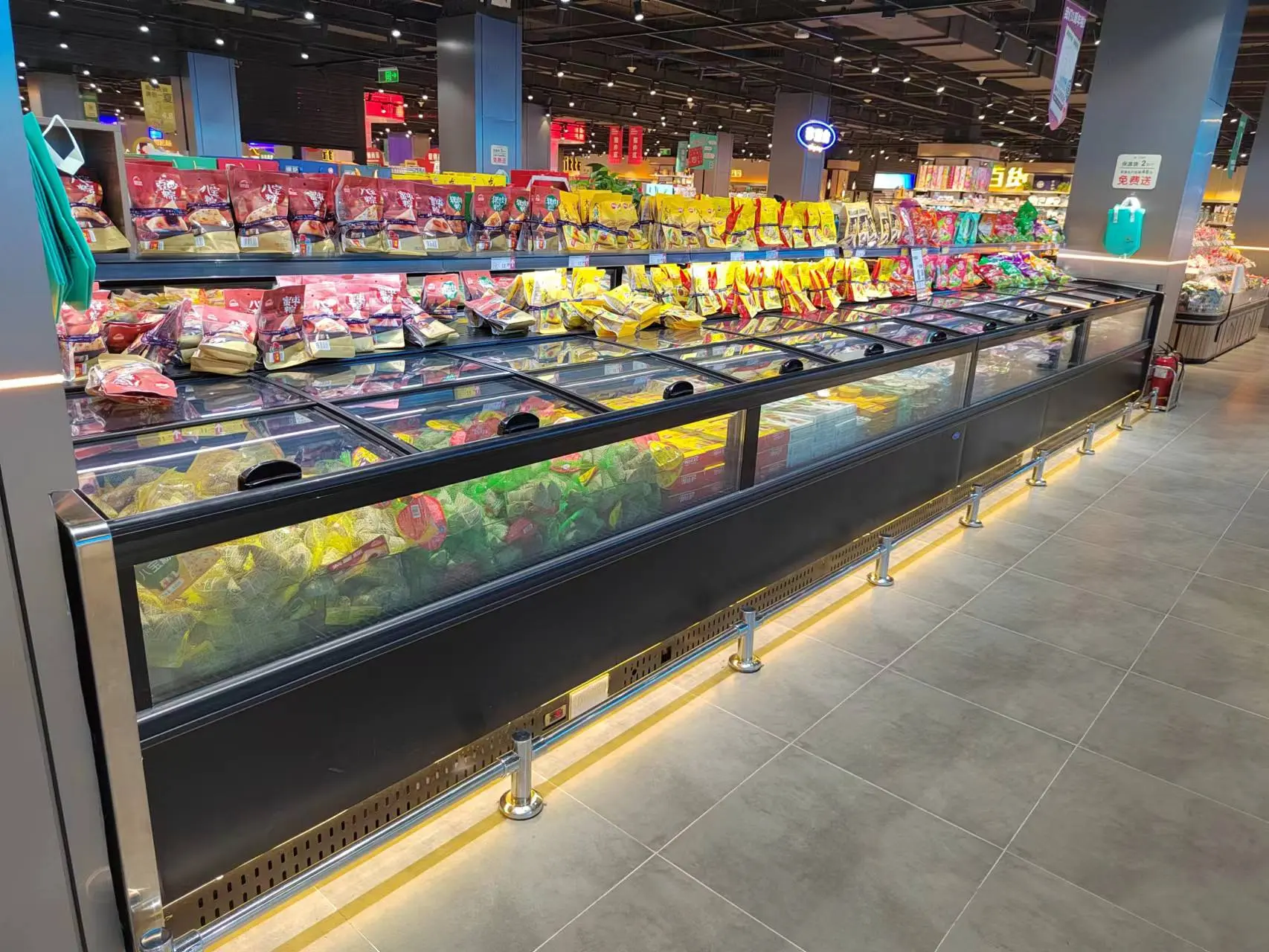 Remote single-sided air outlet island freezer with panoramic glass and industrial SUS304 trim - XCCold Series