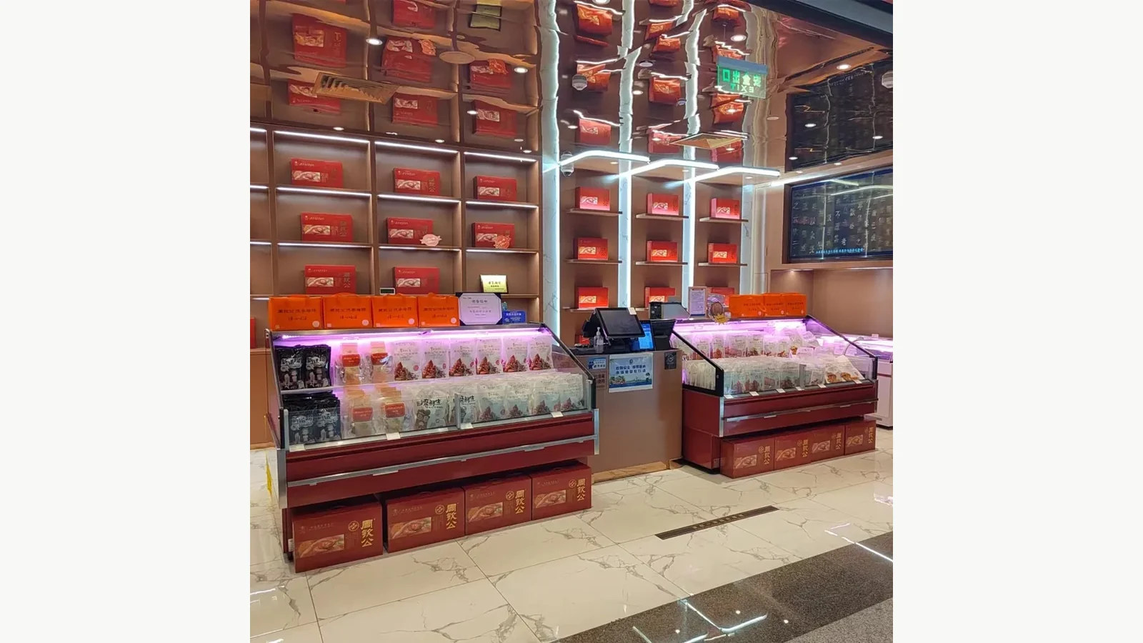 Double-layer fresh-meat showcase used to map light and shadow by deck