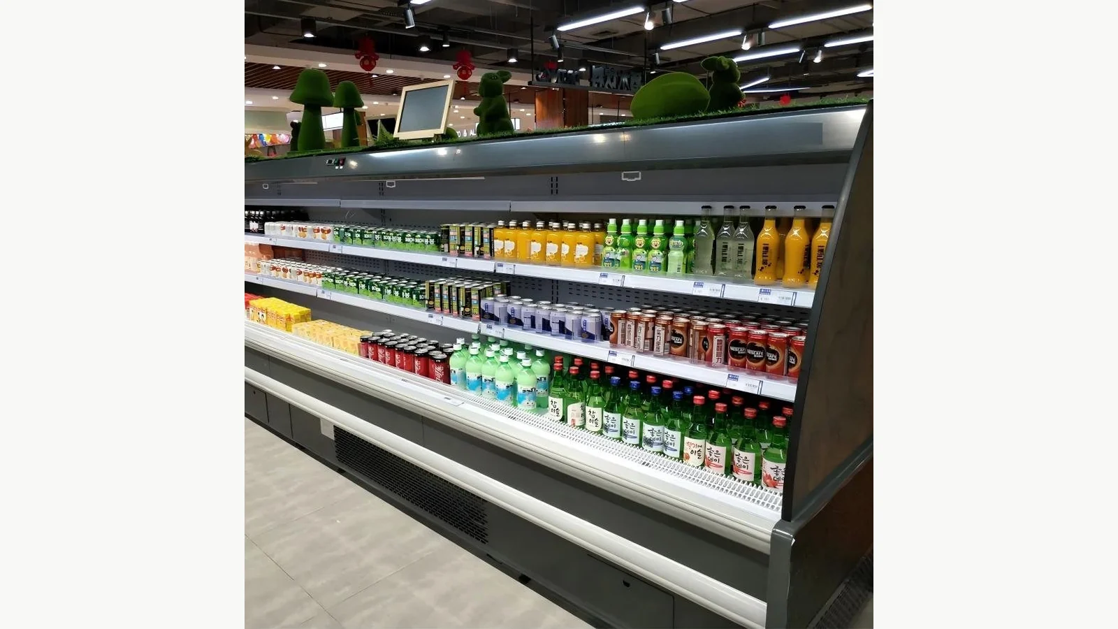 A different open-chiller format used only to show why category images cannot supply missing specifications for the four-shelf model