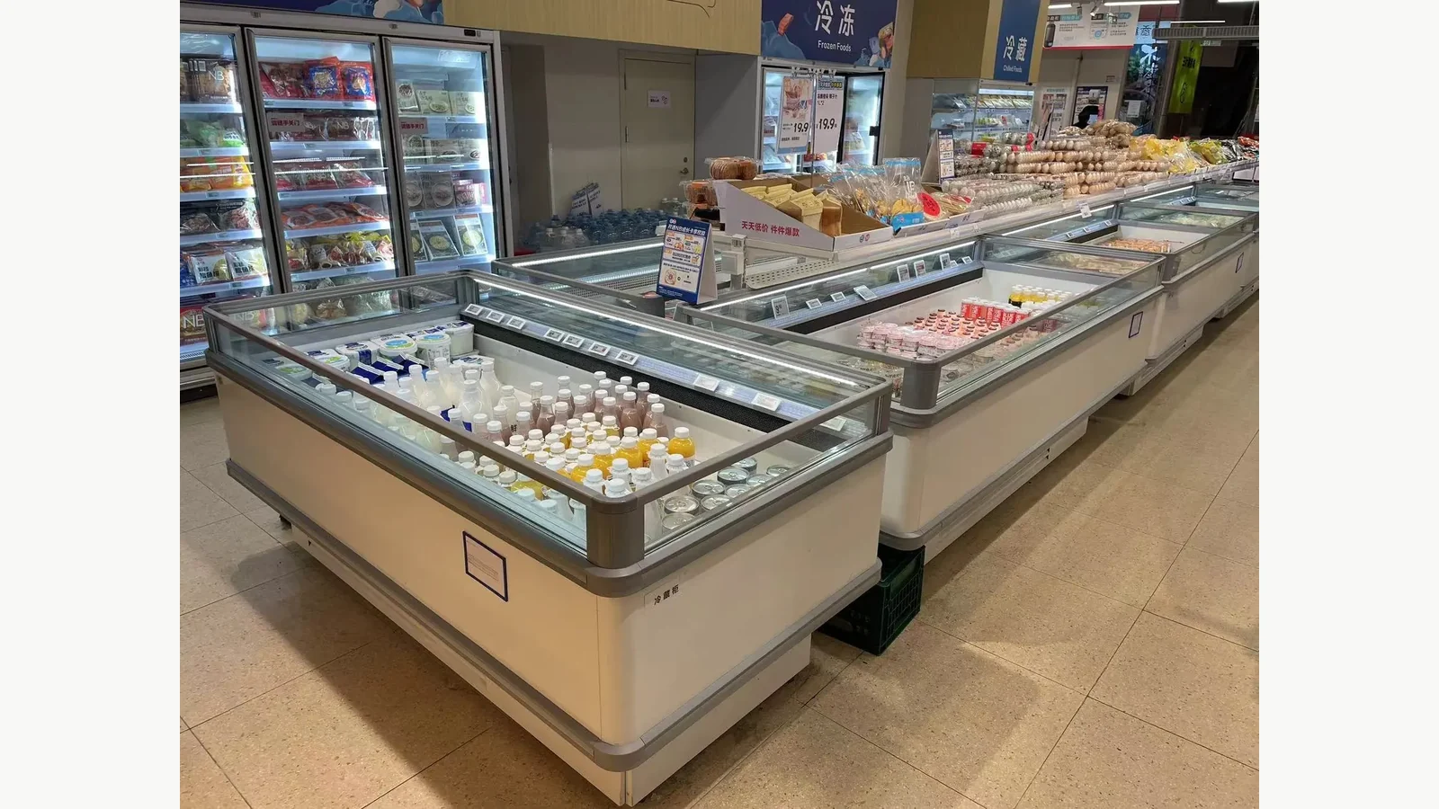 Plug-in double-temperature combined island freezer in a current retail installation