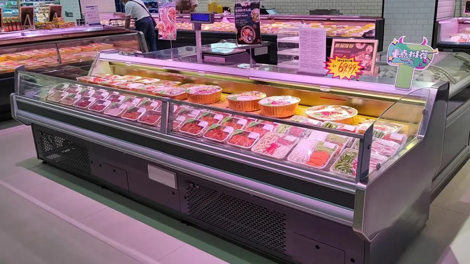 Plug-in Standard fresh-meat counter with visible base service area