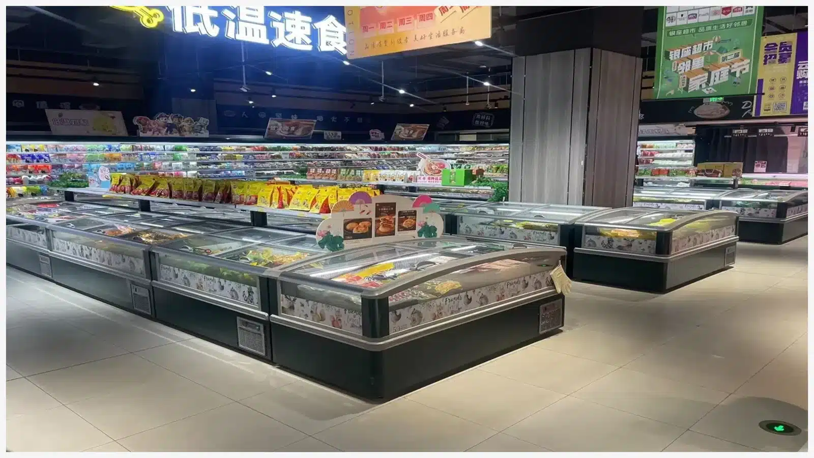 Plug-in island freezer in a supermarket