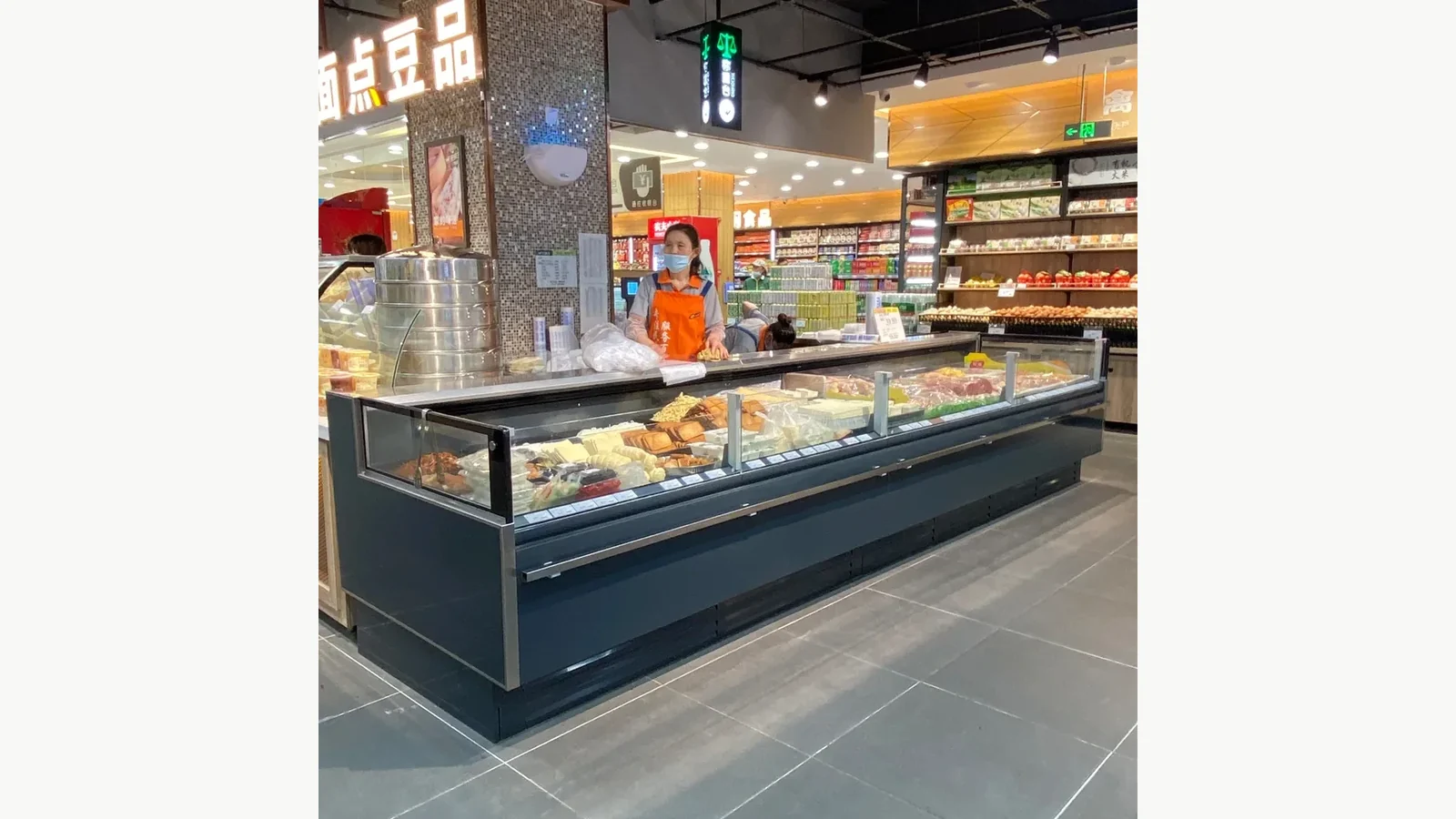 Remote luxury fresh-meat showcase used to verify the exact supplied lighting arrangement