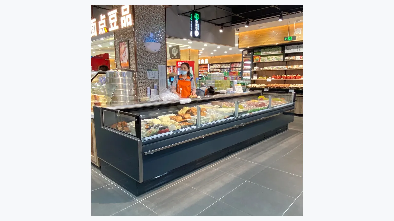 XCCOLD straight-glass fresh meat showcase counter used for condensation checks